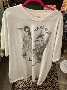 Custom-made Taylor Swift White Graphic Short Sleeve Tee with Gray Print